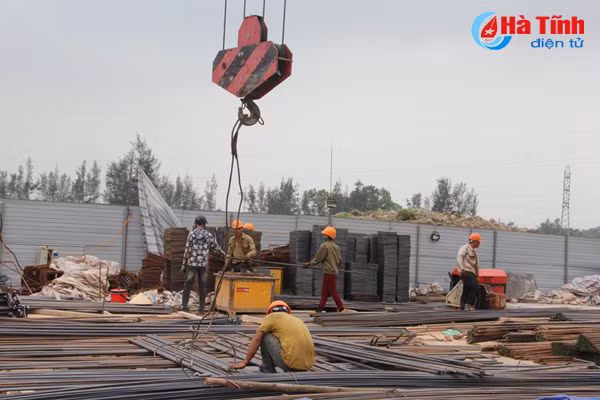 tren cong truong du an nha o xa hoi dau tien cua ha tinh