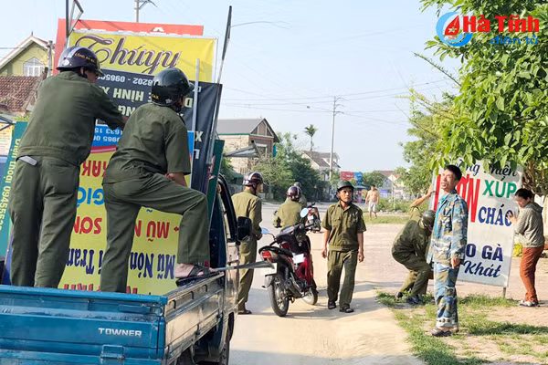 thi tran duc tho ra quan gianh lai via he cho nguoi di bo