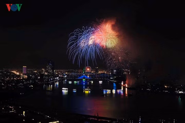 man nhan man trinh dien phao hoa ruc ro tren song han