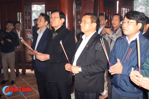 nguyen chu tich nuoc dang huong den tho co tong bi thu le duan tang qua tet o tx ky anh