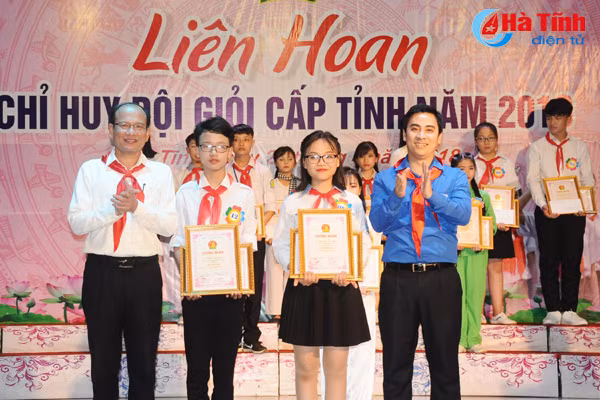 13 chi huy doi gioi cap tinh duoc trao thuong