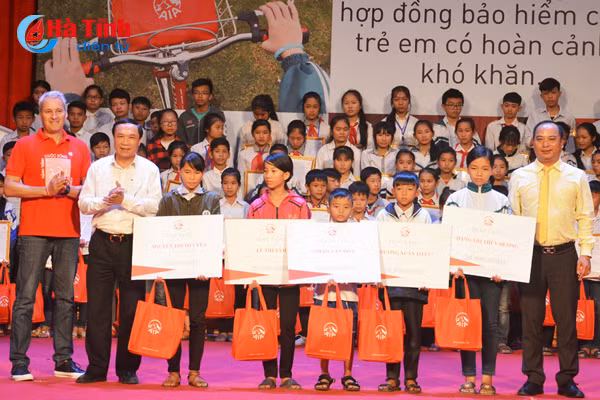 trao 210 xe dap cho tre em vuot kho hoc gioi