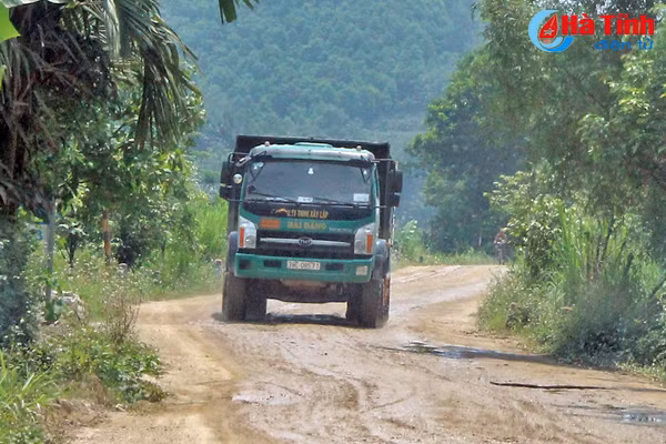 xe cho cat gay o nhiem moi truong anh huong an toan giao thong