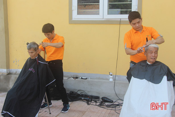 kham cap thuoc mien phi cho nhan dan xa duc bong