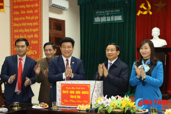 bi thu tinh uy trao huy hieu dang tang qua nguoi dan vung tai dinh cu