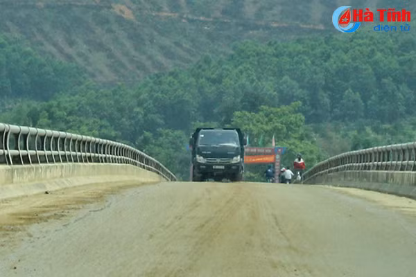 xe cho cat gay o nhiem moi truong anh huong an toan giao thong