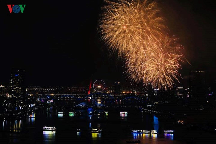 man nhan man trinh dien phao hoa ruc ro tren song han