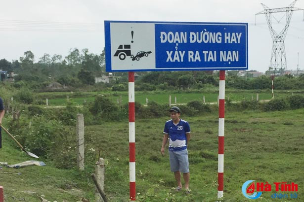 lap dat bien canh bao tai nan giao thong tren quoc lo 15