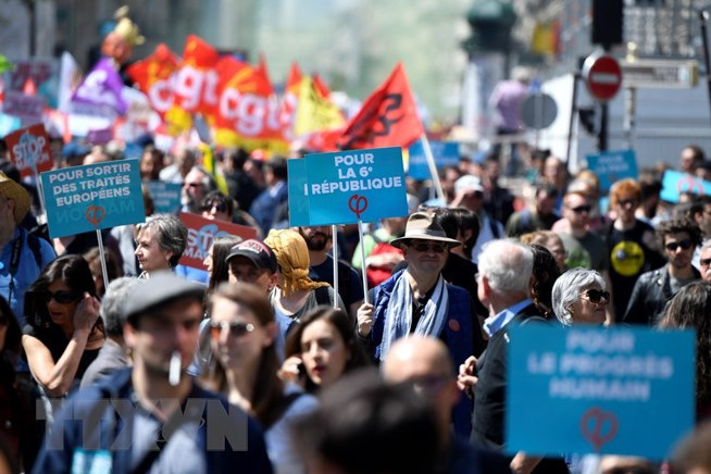 hang nghin nguoi tuan hanh phan doi tong thong phap tai thu do paris