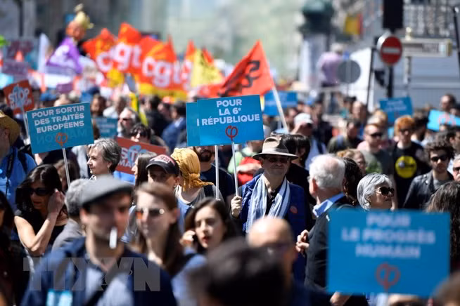 hang nghin nguoi tuan hanh phan doi tong thong phap tai thu do paris