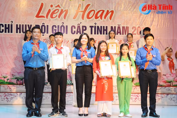 13 chi huy doi gioi cap tinh duoc trao thuong