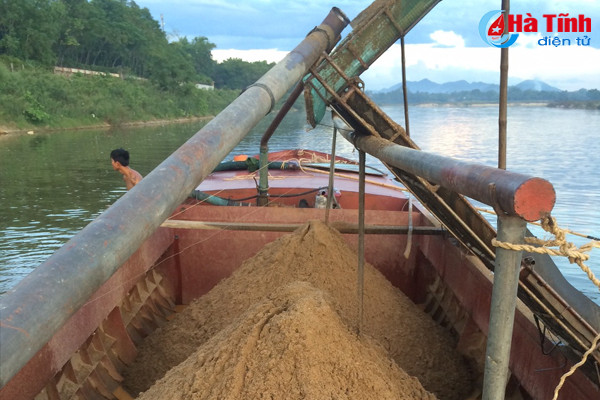 bat giu xu ly 24 vu khai thac cat trai phep tren song