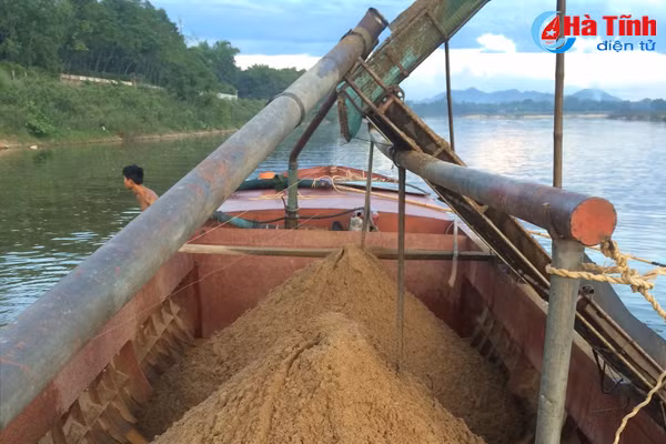 bat giu xu ly 24 vu khai thac cat trai phep tren song