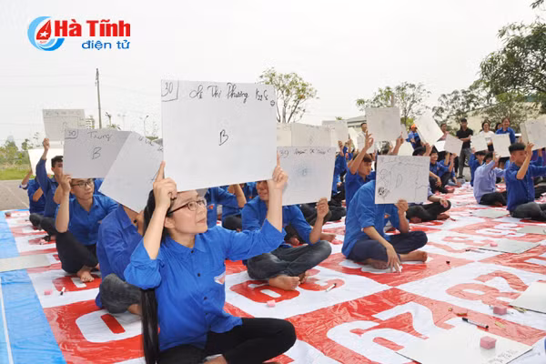 sinh vien truong cd cong nghe ha tinh rung chuong vang bao ve moi truong