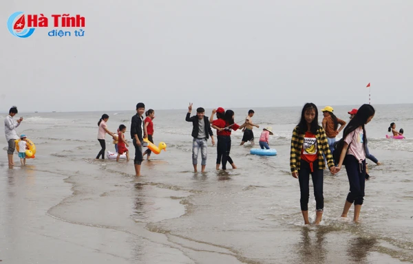 du khach den bien loc ha dong nhu hoi