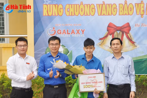 sinh vien truong cd cong nghe ha tinh rung chuong vang bao ve moi truong