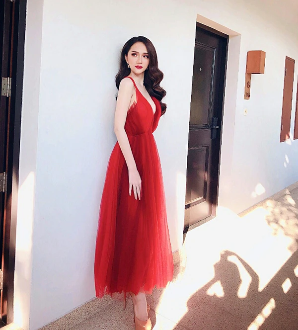 dau mua nang sao viet dien trang phuc ruc ro sac mau