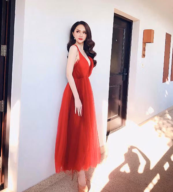 dau mua nang sao viet dien trang phuc ruc ro sac mau