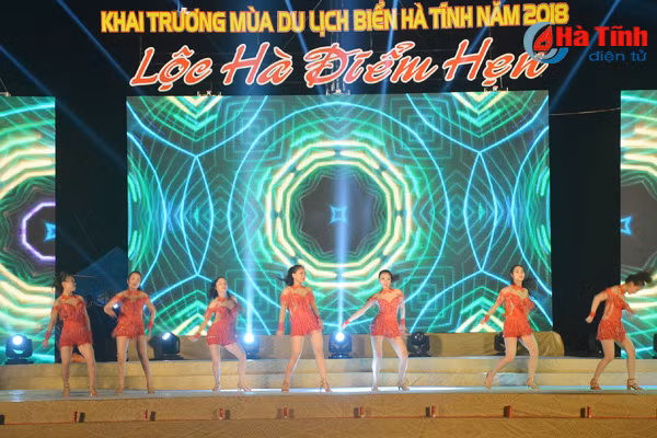 ha tinh tung bung khai truong mua du lich bien nam 2018