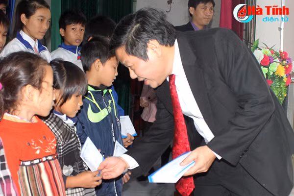 trao 200 trieu ho tro tre em hoan canh kho khan o ky anh