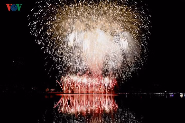 man nhan man trinh dien phao hoa ruc ro tren song han