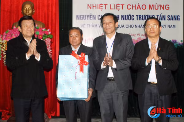 nguyen chu tich nuoc dang huong den tho co tong bi thu le duan tang qua tet o tx ky anh