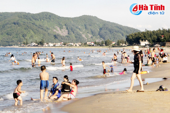 tu ngay 20 30 4 ha tinh dong loat khai truong du lich bien