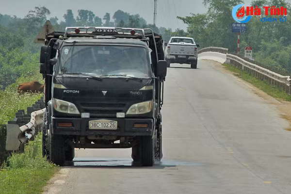 xe cho cat gay o nhiem moi truong anh huong an toan giao thong