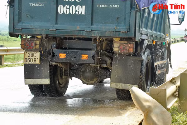 Không chịu được ô nhiễm, dân ra đường chặn xe chở vật liệu