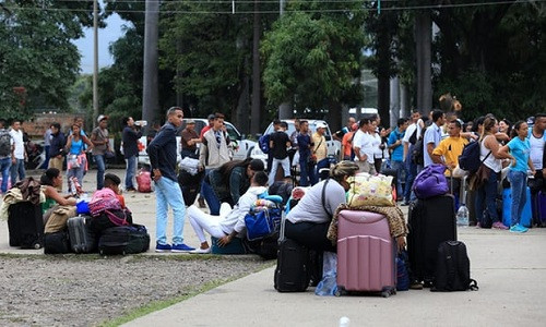 Người Venezuela ở Cúcuta, thành phố Colombia gần biên giới Venezuela. Ảnh: Guardian. cuoc song cua tho dan venezuela chay sang bien gioi colombia