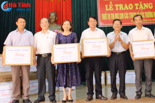 trao 11 bo thiet bi tin hoc cho cac trung tam hoc tap cong dong truong hoc