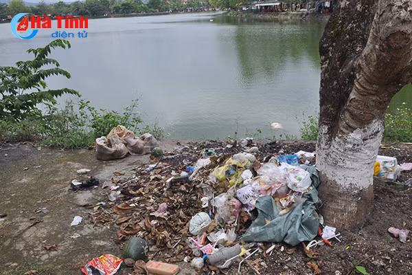 Video: Kinh hãi cảnh ô nhiễm hồ điều hòa đẹp nhất phố núi Hà Tĩnh