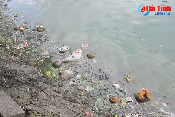 Video: Kinh hãi cảnh ô nhiễm hồ điều hòa đẹp nhất phố núi Hà Tĩnh