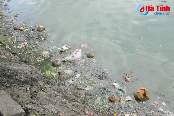 Video: Kinh hãi cảnh ô nhiễm hồ điều hòa đẹp nhất phố núi Hà Tĩnh