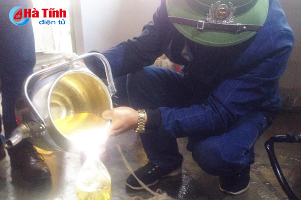 dau nhiem gieng nuoc cac ho dan huong trach la dau diesel