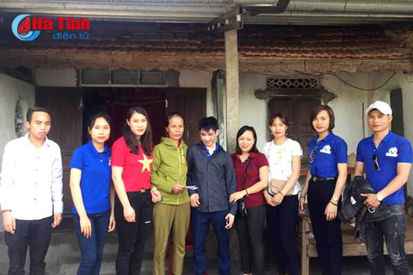 trao qua cho cac hoan canh kho khan tai ky anh