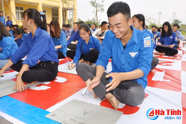 sinh vien truong cd cong nghe ha tinh rung chuong vang bao ve moi truong