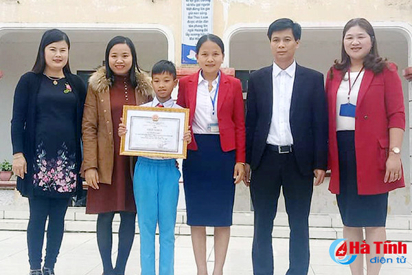 trao bang khen bo gd dt cho hoc sinh ha tinh tra lai vi tien 24 trieu dong