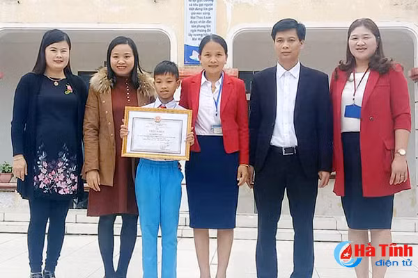 trao bang khen bo gd dt cho hoc sinh ha tinh tra lai vi tien 24 trieu dong