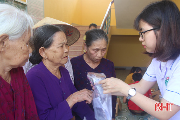 kham cap thuoc mien phi cho nhan dan xa duc bong
