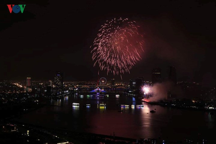 man nhan man trinh dien phao hoa ruc ro tren song han