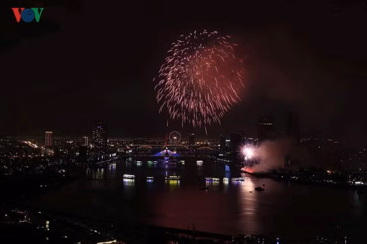 man nhan man trinh dien phao hoa ruc ro tren song han