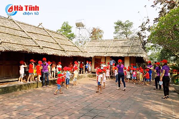 viet tiep truyen thong cach mang tren que huong cam hung