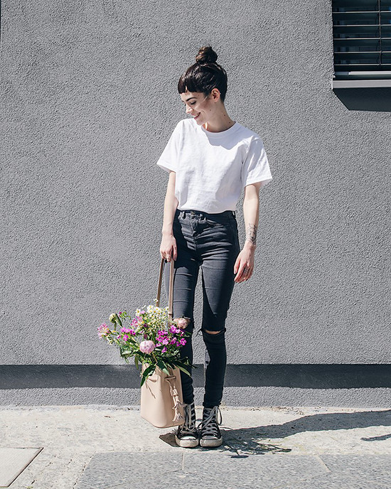 phoi trang phuc dep cung kieu ao thun don gian