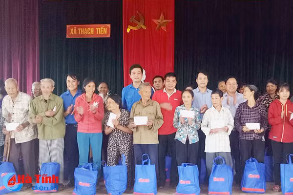 trao 300 suat qua cho gia dinh hoan canh kho khan o thach ha