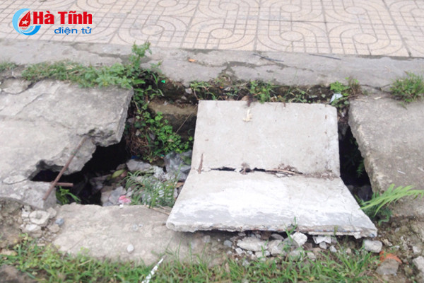 muong thoat nuoc bay nguoi di duong mat my quan do thi