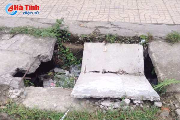 muong thoat nuoc bay nguoi di duong mat my quan do thi