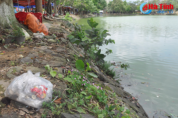 Video: Kinh hãi cảnh ô nhiễm hồ điều hòa đẹp nhất phố núi Hà Tĩnh
