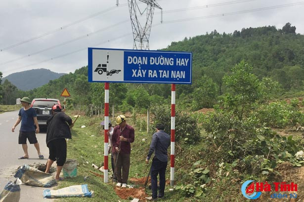 lap dat bien canh bao tai nan giao thong tren quoc lo 15
