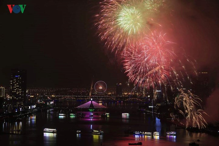 man nhan man trinh dien phao hoa ruc ro tren song han